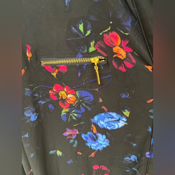 I.N.C. International Concepts zip pocket black floral top Size Large - Picture 7 of 7